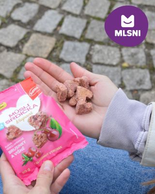 Svačinka, do které se zamilujete na první křupnutí 💕 Rozkošně maličká cereální srdíčka z ovesných vloček s klikvou a višní...