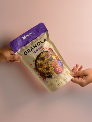 Naše maková je k roztrhání! 💜 Spojení mletého máku, višní, oříšků a semínek vás dostane hned po prvním křupnutí. Dokonalá...